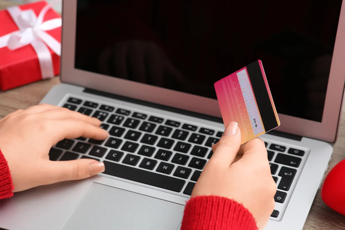 Ajándékkártya felhasználása laptoppal, digitálisan