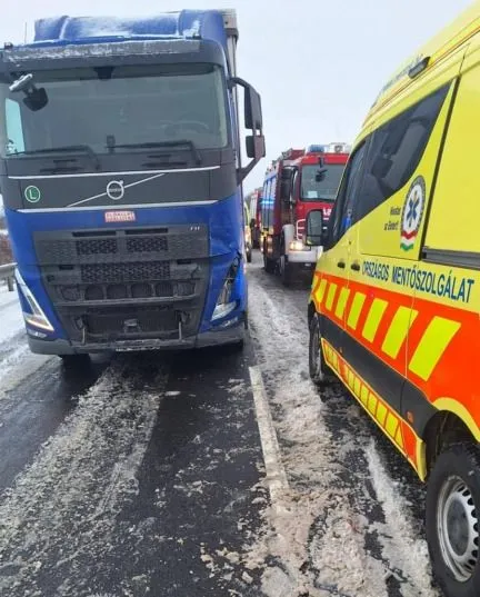 Krisztina egy kamionnak csapódott a kocsijával, miután megcsúszott a havas úton