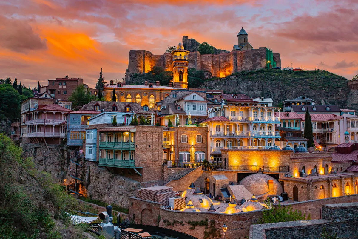 Grúzia látnivalói közé tartozik festői fővárosa, Tbiliszi óvárosa kora esti kivilágításban.