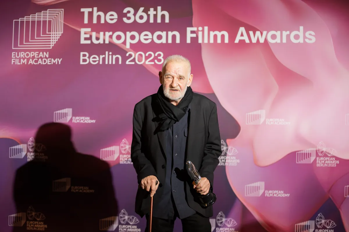 Tarr Béla átveszi az Európai Filmakadémia tiszteletbeli díját Berlinben 2023-ban.