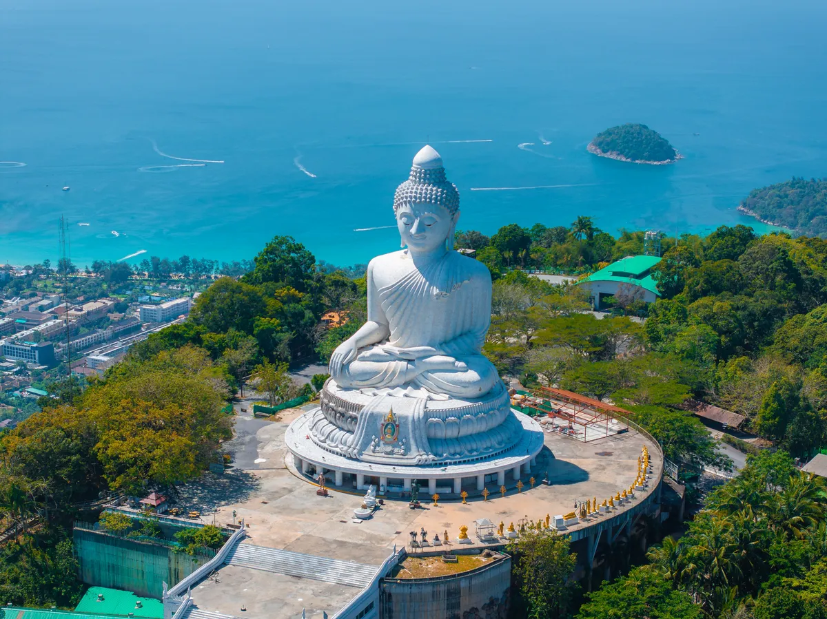 A Nagy Buddha szobor Thaiföldön, Phuket szigeténél. 