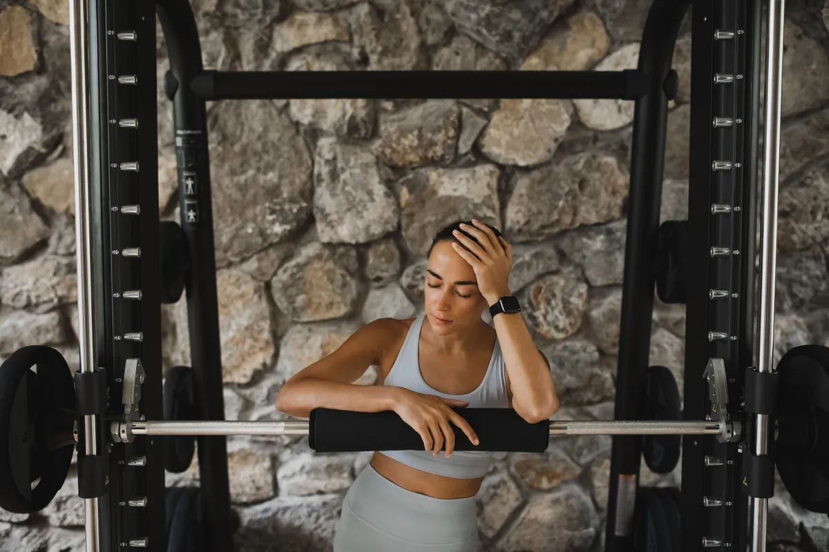 Egy nő rosszul van a teremben, mert elment betegen edzeni.