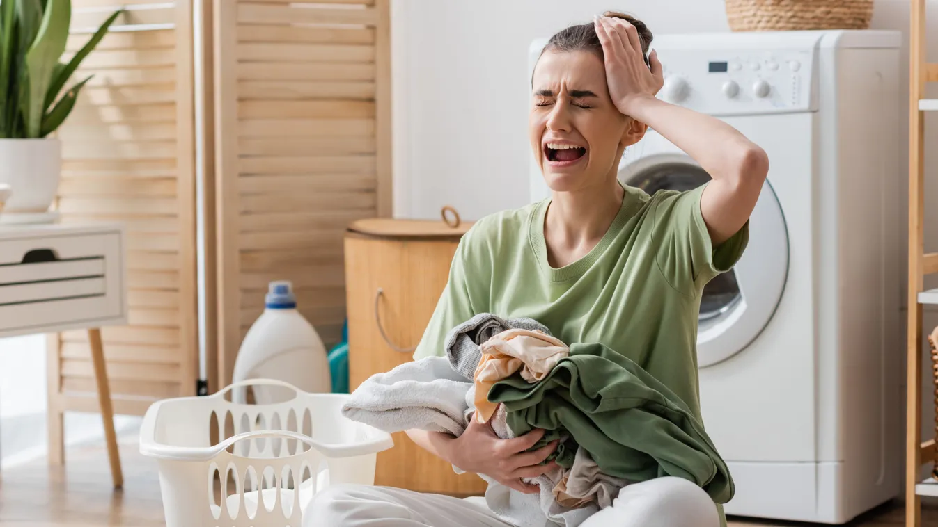 Kikészült fiatal nő mosás közben