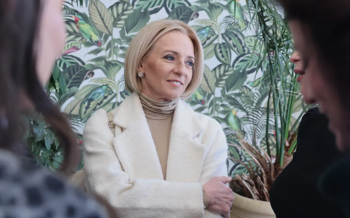 Marsi Anikó kedélyesen beszélgetett a Női DPK tagokkal.