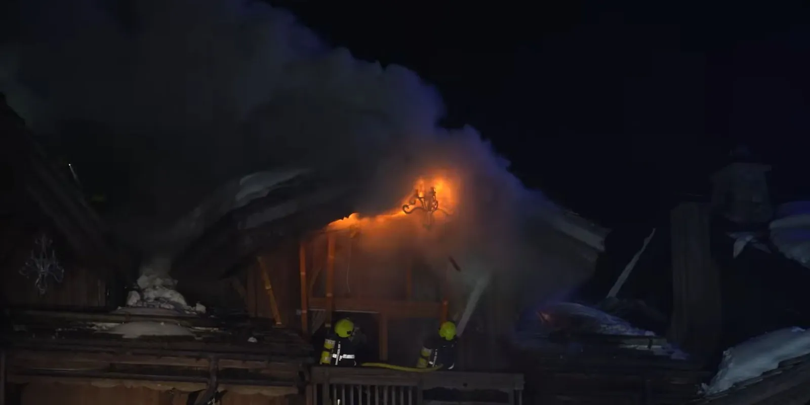 Lángokban az ötcsillagos síközpont, több mint 100 tűzoltó a helyszínen