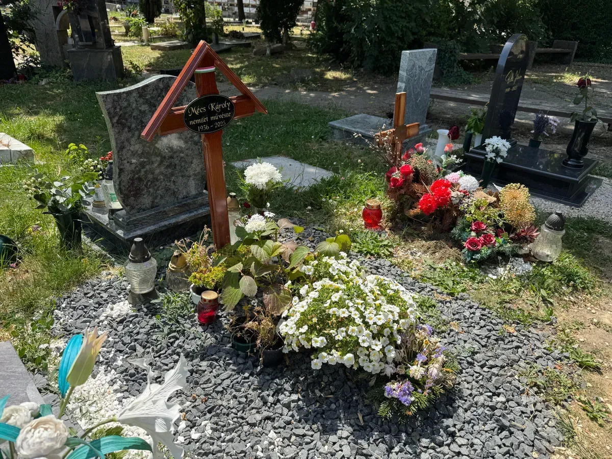 Mécs Károly sírja a Farkasréti temetőben.