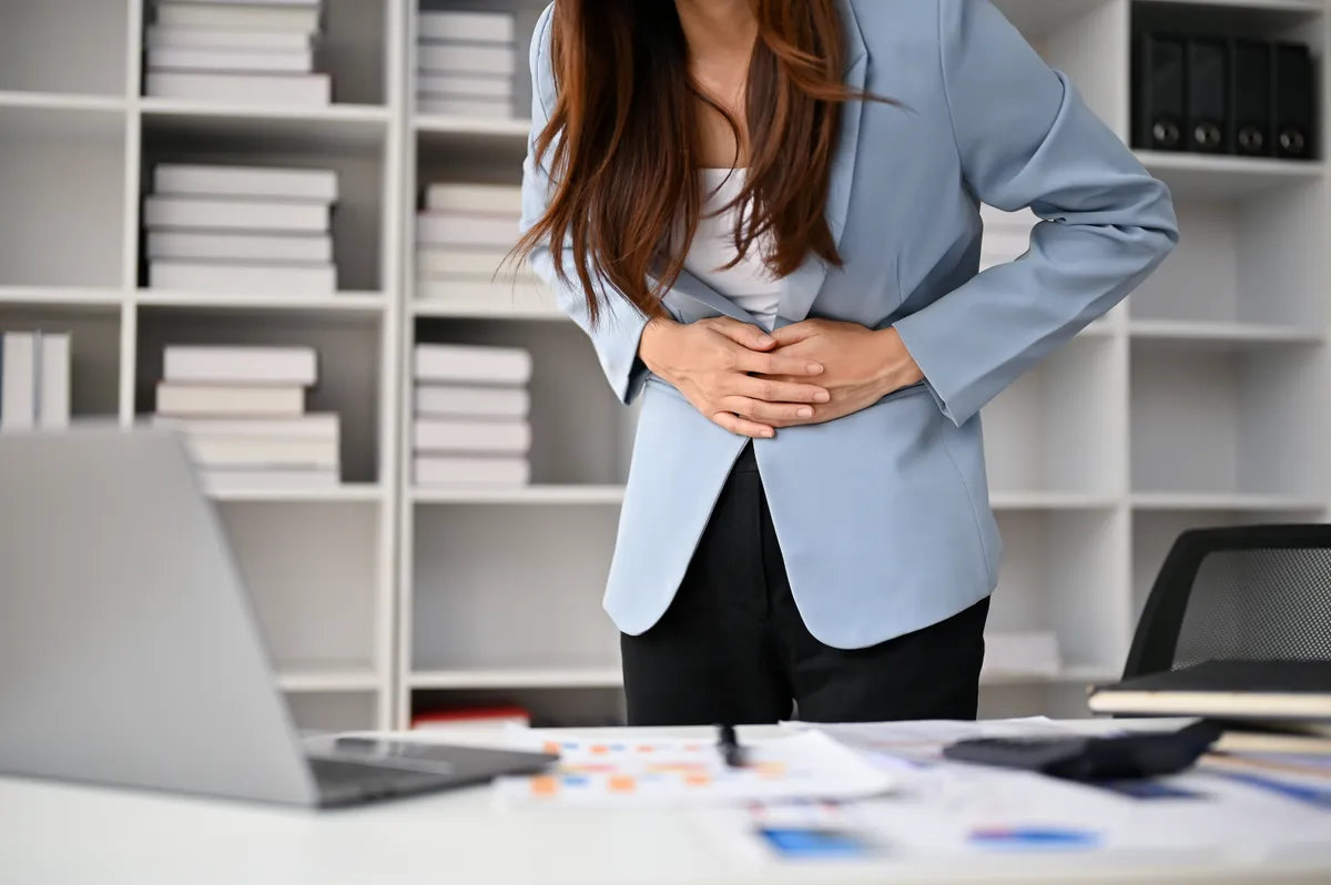 Fiatal nő stresszel és az irritábilis bél szindróma tüneteivel küzd