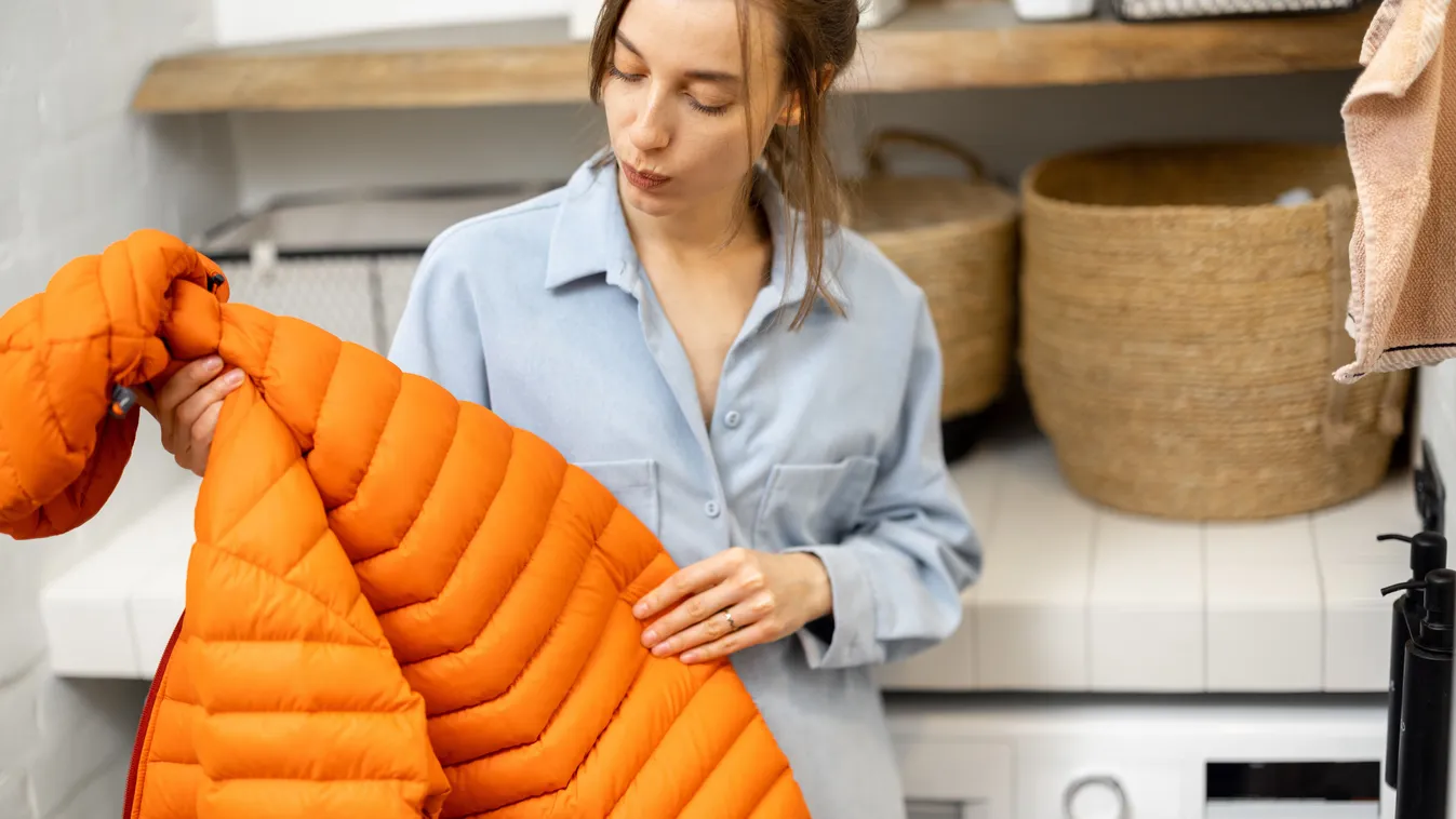 Fiatal nő tollkabát mosása közben