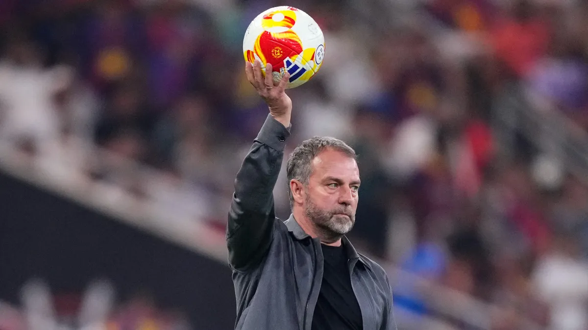 Hansi Flick a Barcelona-Real Madrid rangadón: nem csak a labdát, trófeákat is sokszor emelhet a magasba