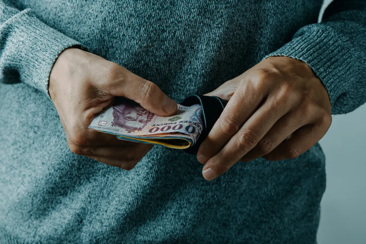 Szervkereskedelemből származó pénz egy férfi kezében