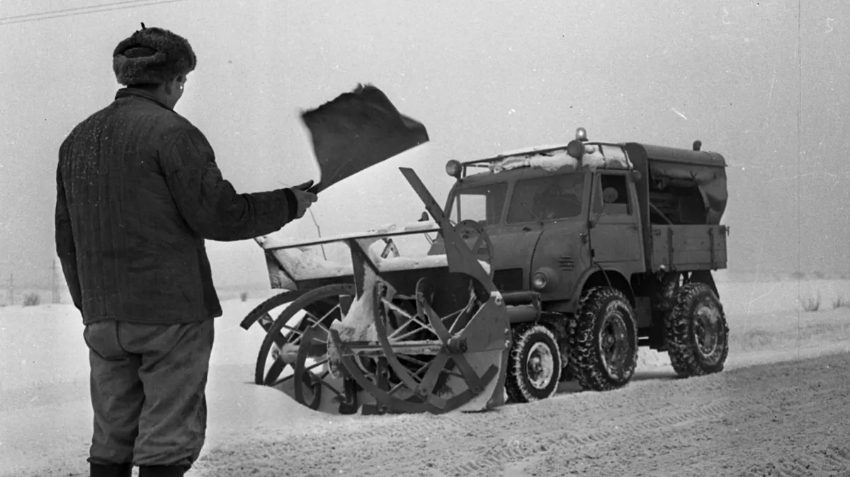 retro kvíz a régi havas teleről, a képen egy férfi és egy hókotró látható az archív felvételen. 