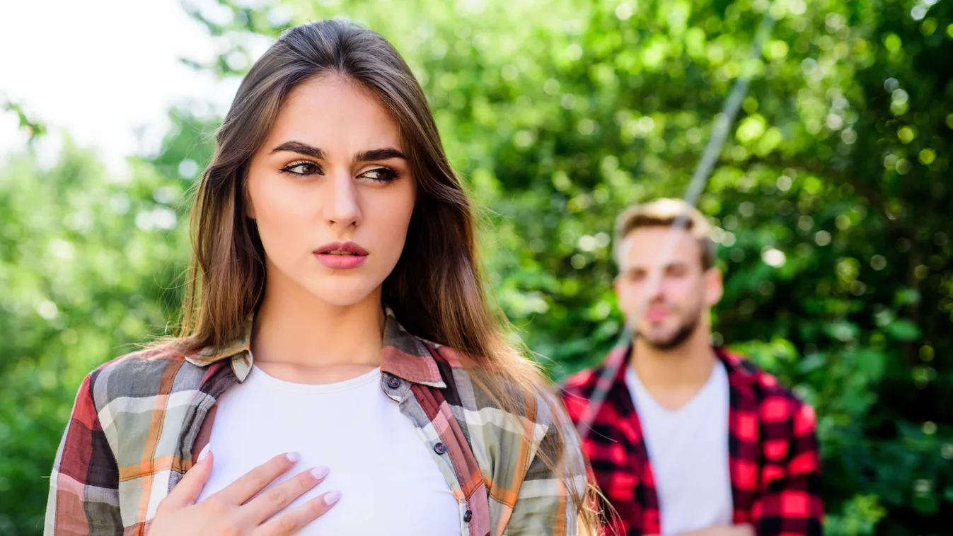 Csinos fiatal lány meglepődve sétál, mert találkozott a nagy Ő-vel