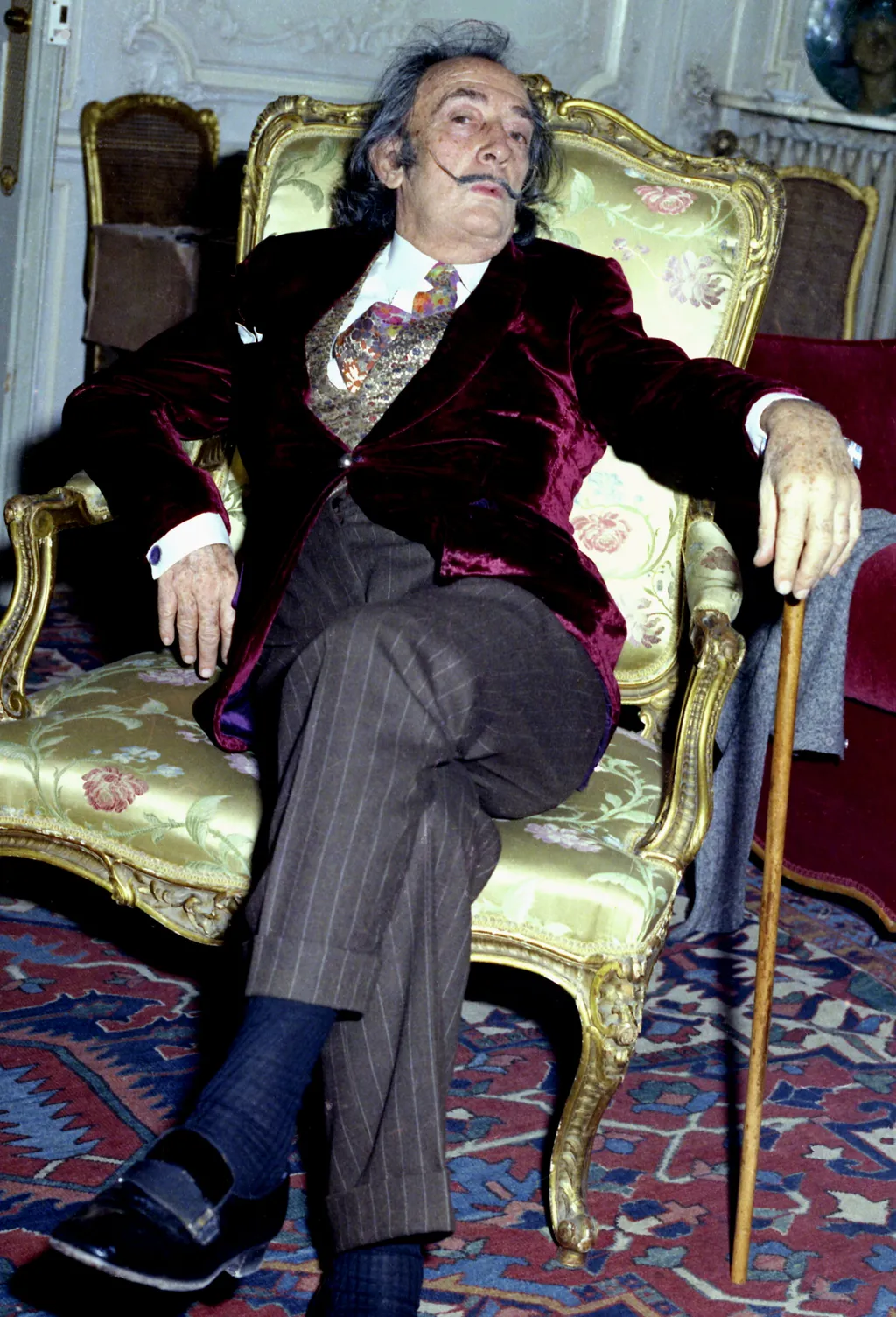 Salvador Dalí a Hôtel Le Meurice lakosztályában 1972-ben. A kép szintén Allan Warren munkája. 