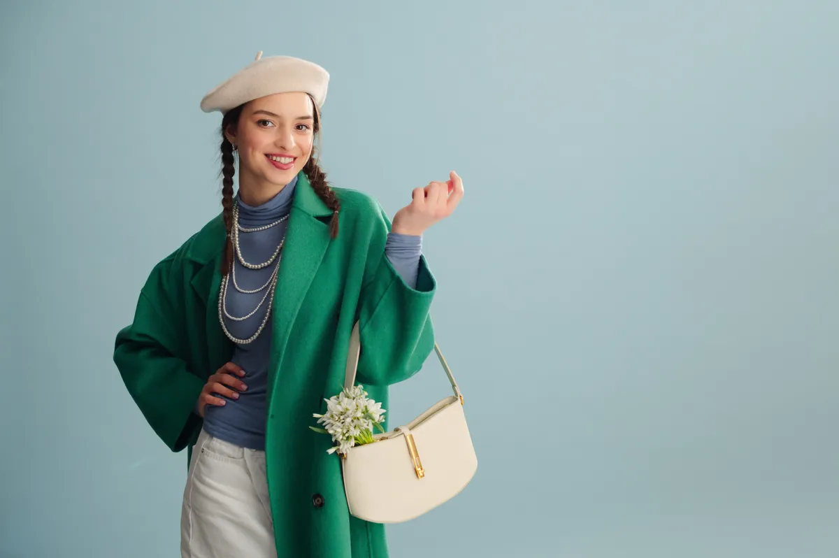 Ruhák színe: zöld és kék egy fiatal, divatos nőn.