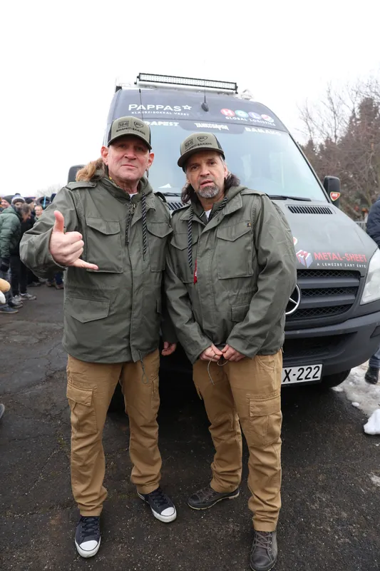 A Tankcsapda péntek reggel egy hónapos turnéra indult. 