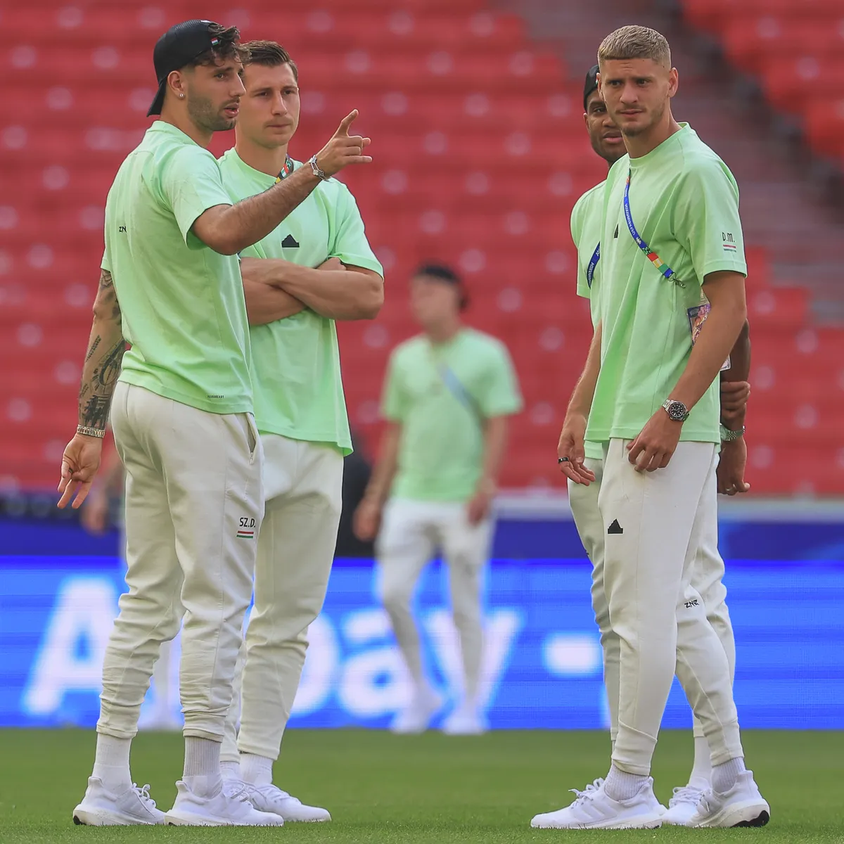 Szoboszlai Dominik és Orbán Willi (balról jobbra) topligás élklubban, Dárdai Márton viszont másodosztályú középcsapattal vonz rengeteg szurkolót a stadionba