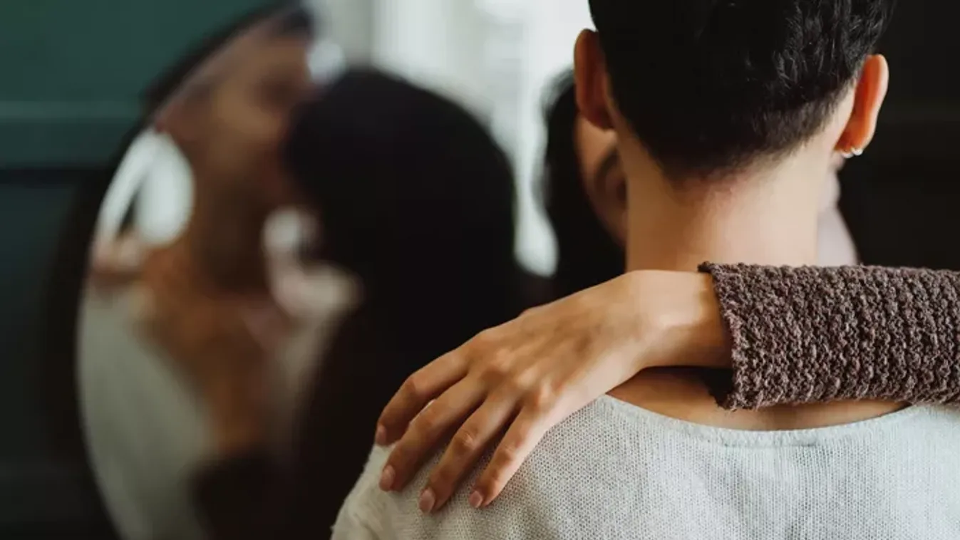 "Anyám folyton fogdossa a pasimat"