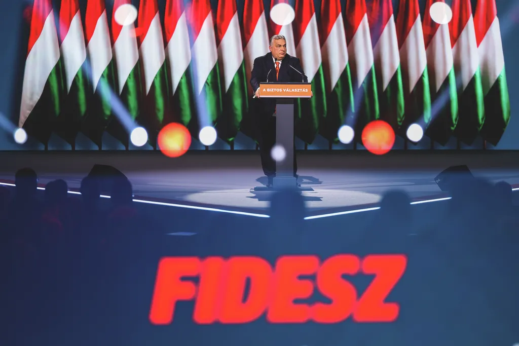 Orbán Viktor
2026_01_10
Budapest
fidesz kongresszus szelfi   vége