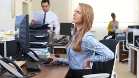 Így szabadulhatsz meg a hátfájástól – egyszerű trükkök, amelyek tényleg működnek