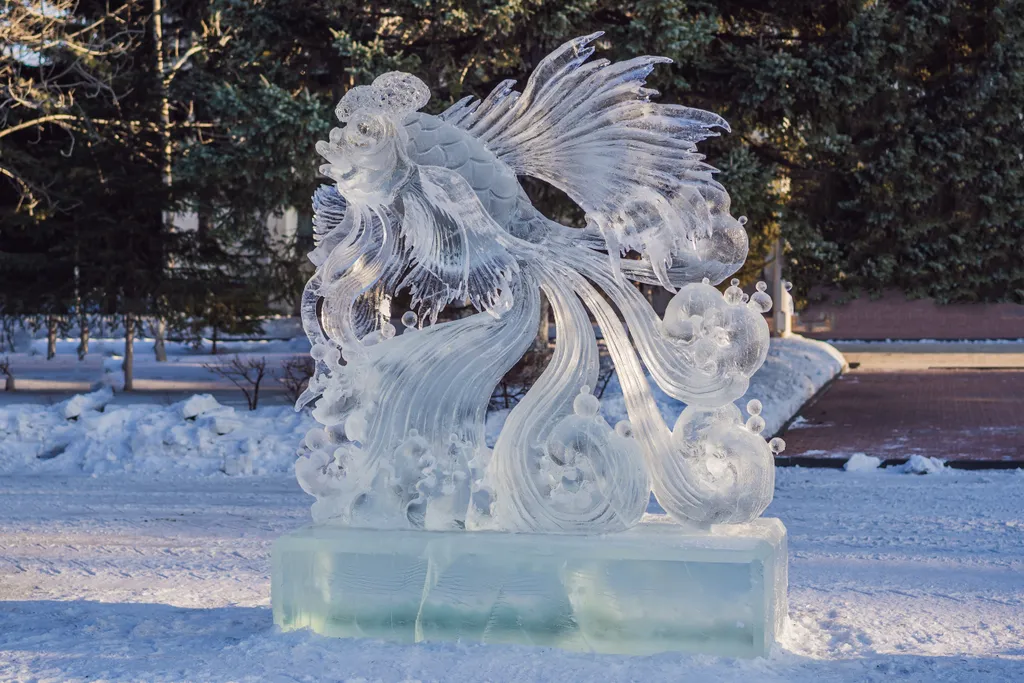 A jégszobrászat műalkotásai tömörített hóból, illetve áttetsző jégkockákból készülnek. A szobrokat speciális eszközökkel faragják, vágják, csiszolják, néha színes fényekkel is megvilágítják, hogy ezáltal még látványosabbak legyenek.