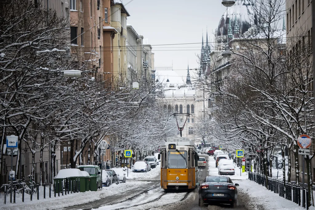 Budapest közlekedését megbénította a leesett hómennyiség, a hófehérbe öltözött város azonban egészen meseszerű.