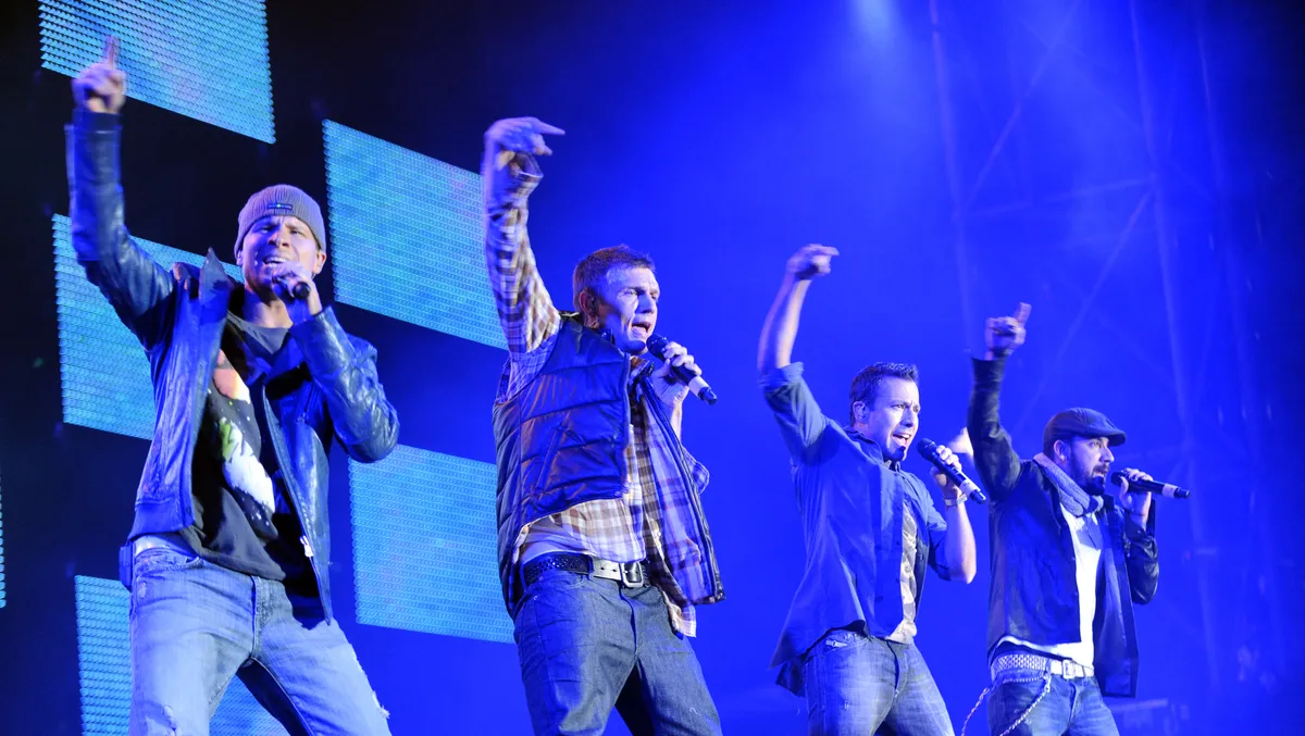 Egy 90-es évekbeli banda, akik a retró kvízben felbukkanó slágert énekelnek.