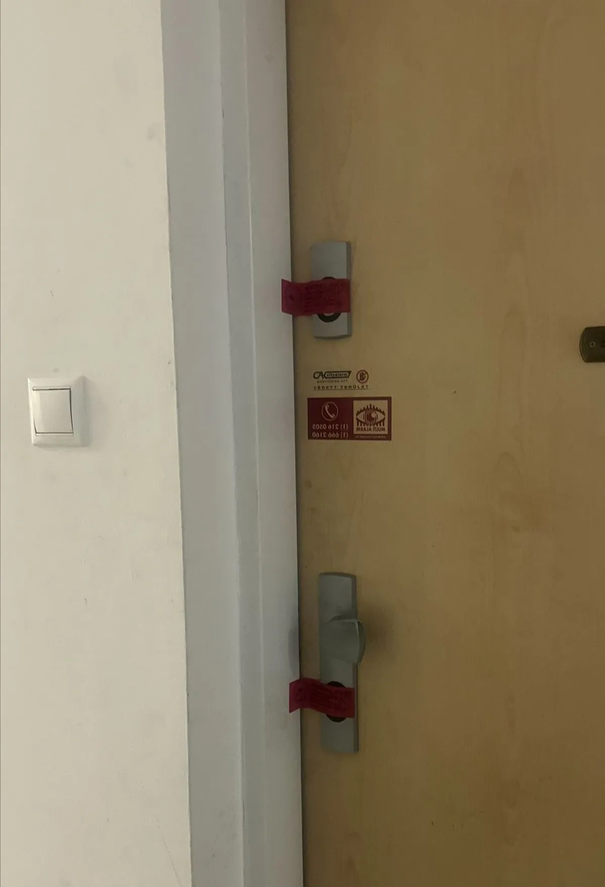 Dudás Miki lakásának ajtaja a helyszínelés után 