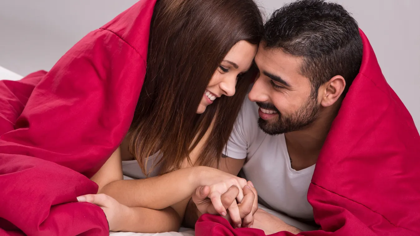 Szerelmespár Valentin-napon bebújt az ágyba.