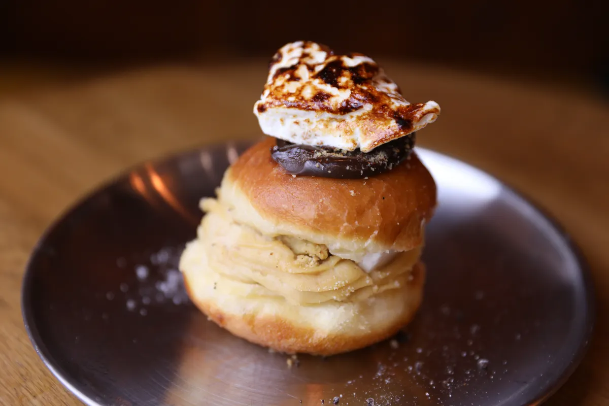 Különleges farsangi fánk egy tányéron. 