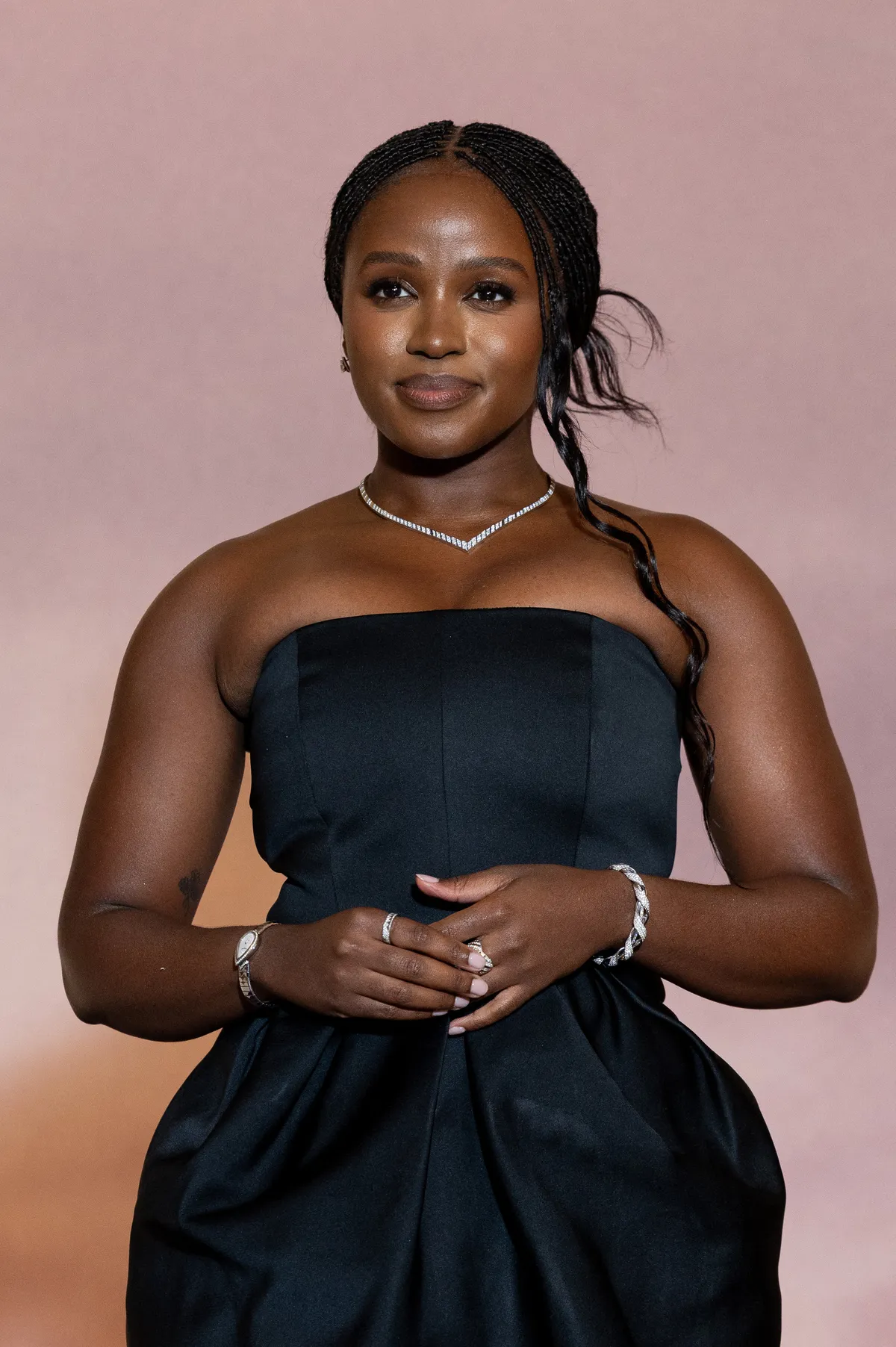 Photocall de l'avant-première mondiale parisienne de la saison 4 Netflix de "Bridgerton" au Palais Brongniart à Paris