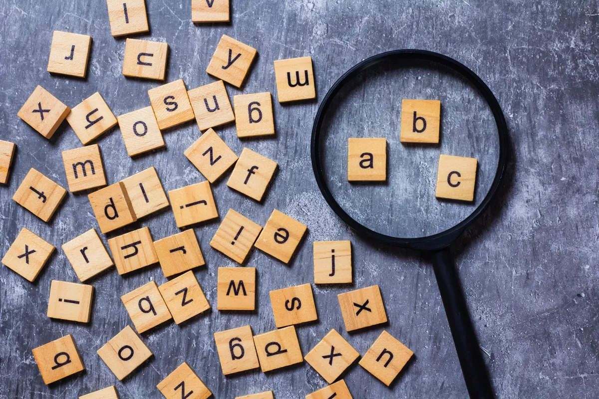 Helyesírási kvízben szereplő betűk szétszórva egy asztalon.