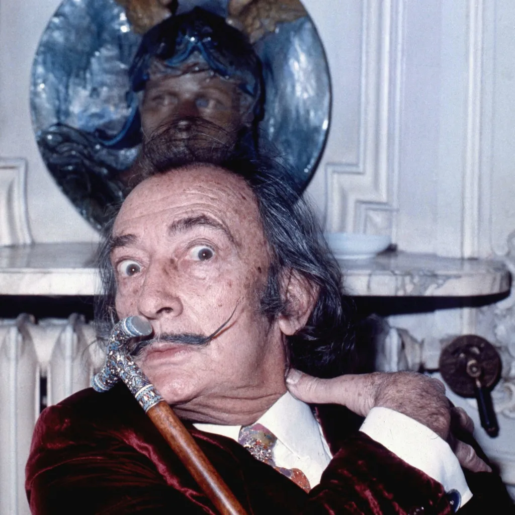 Dalí portréja 1972-ből, amelyet Allan Warren brit fotóművész készített akinek munkássága politikusok és hírességek portréiról ismert.