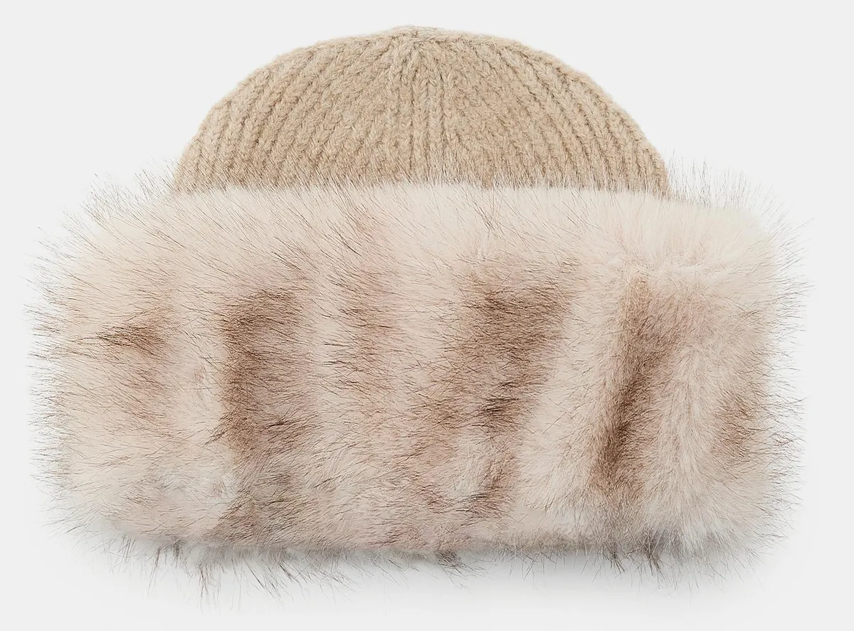 Téli kiegészítő: szőrmés sapka.