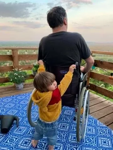 Egyik unokájával az álomházuk teraszán