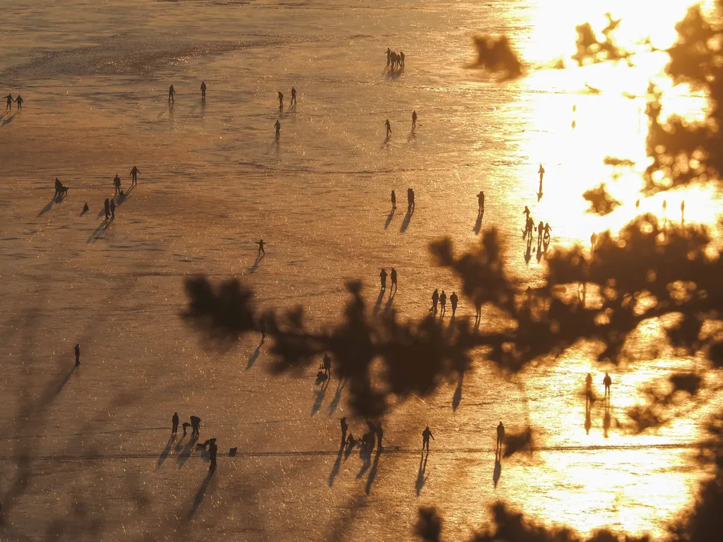 20260118. Balatonkenese. Balatoni naplemente korcsolyázókkal a kenesei partszakasz előtt.
Fotó: Nagy Lajos NL. Veszprém Megyei Napló.