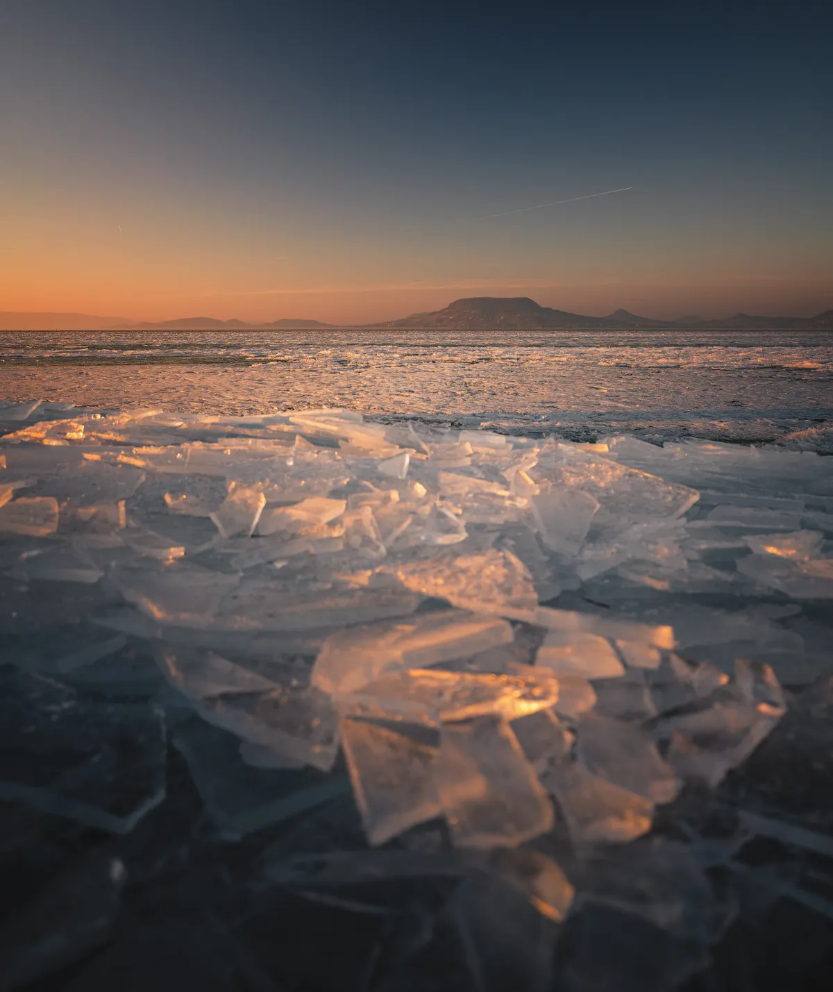 Gyönyörű a befagyott Balaton, de a természetes viszonyok miatt veszélyes is, ezért mindig körültekintéssel menj a jégre!