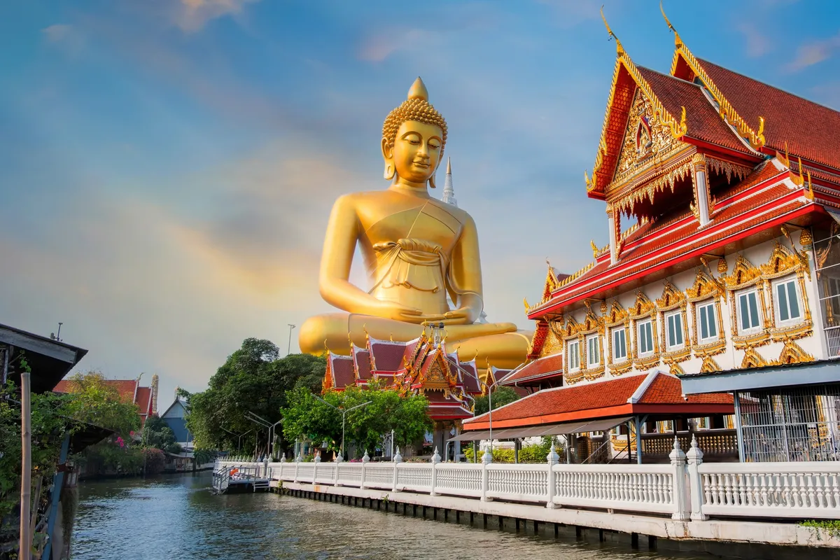 Thaiföld olcsón is teljesíthető, ha az arany Buddha-szobot és a városi csatornákat akarod látni Bangkokban.