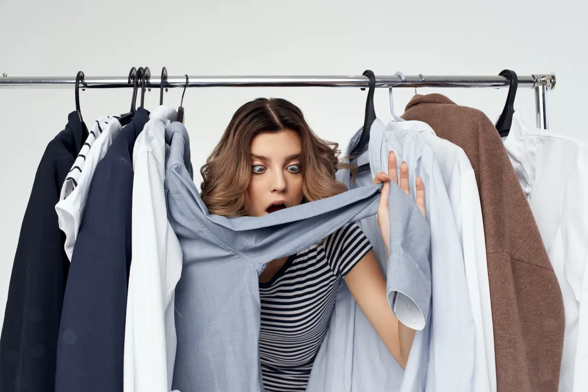 Nő az alapdarabjait nézi.