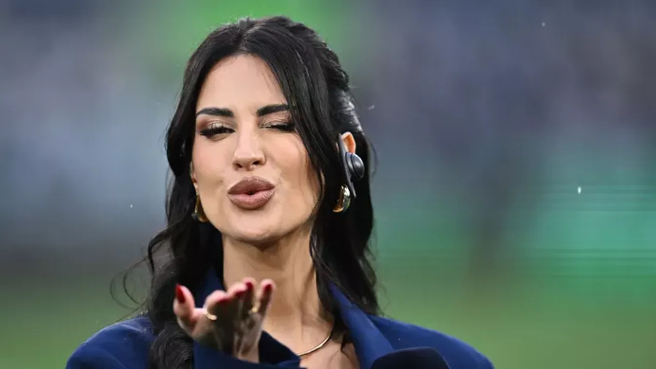 Mérkőzés előtt villantott hatalmasat, szétnyílt a felső a népszerű riporterhölgy mellein