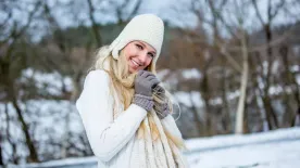 Ezekben a fehér téli szettekben még a hóesésben sem maradsz észrevétlen