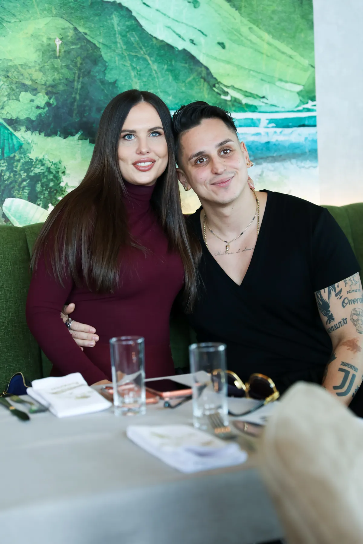 Aurelio és párja közt dúl a szerelem. 