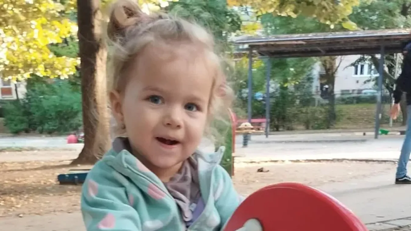 "Bárki sírni kezd, ő odasiet és felvidítja" - élet-halál harcot vívott a 3 éves Aletta, ma már mindenki arcára mosolyt csal