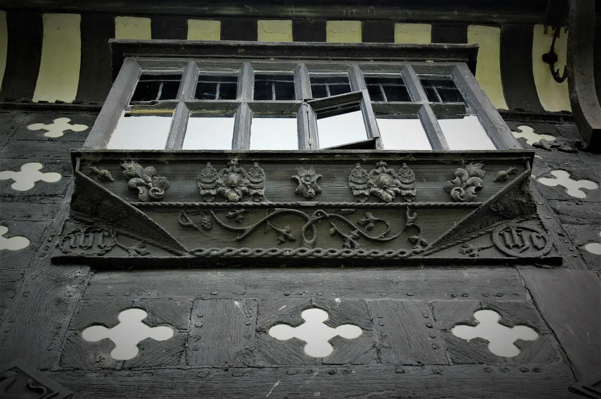 Samlesbury Hall egyik gazdagon díszített ablaka.