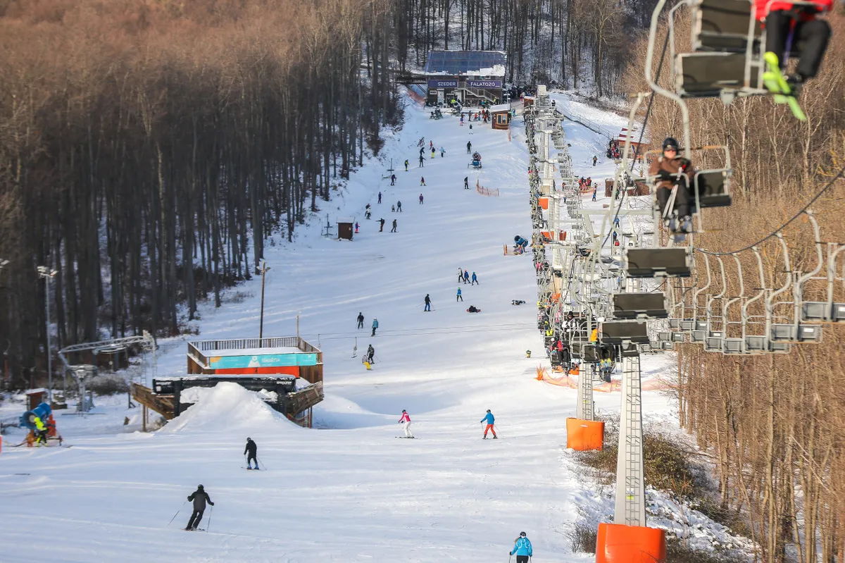 Az eplényi sípálya síelőkkel és sílifttel.