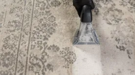 Koszos padlószőnyeg tisztítása házilag: így lesz újra tiszta és illatos lépésről lépésre