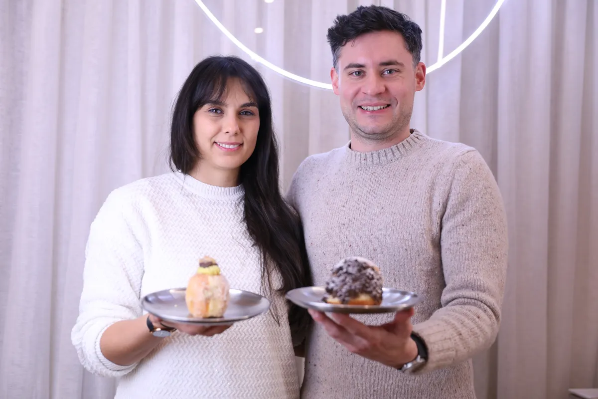 Gabi és Tomi, a Pampushka fánkozó tulajdonosai farsangi fánkokkal a kezükben. 