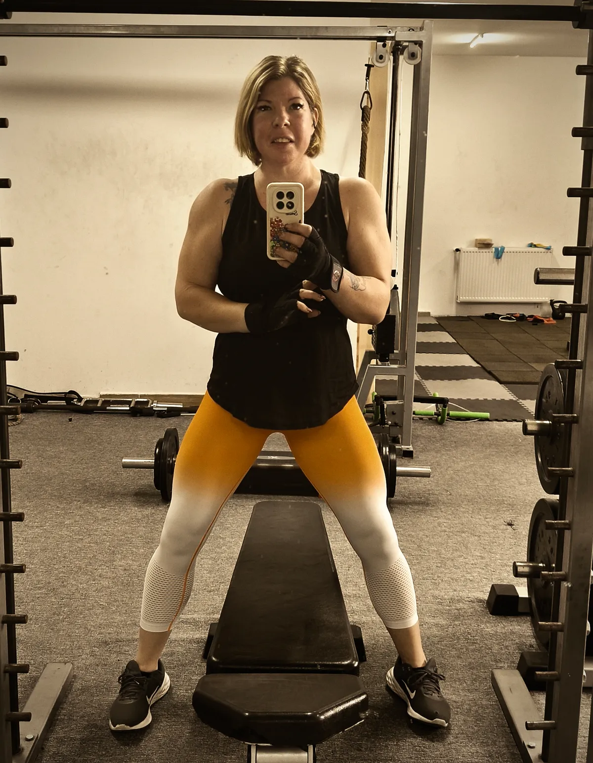 Helga, aki 30 kilót fogyott, az edzőteremben edz.