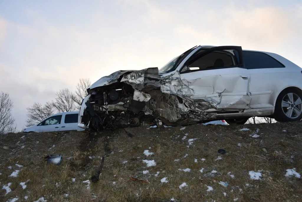 Frontális ütközés után elsétált a sofőr a helyszínről