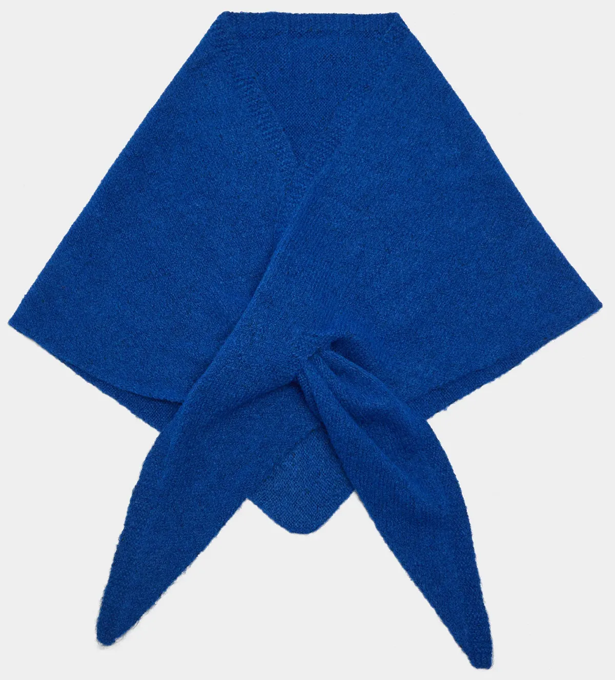 Téli kiegészítő: kék kendő.