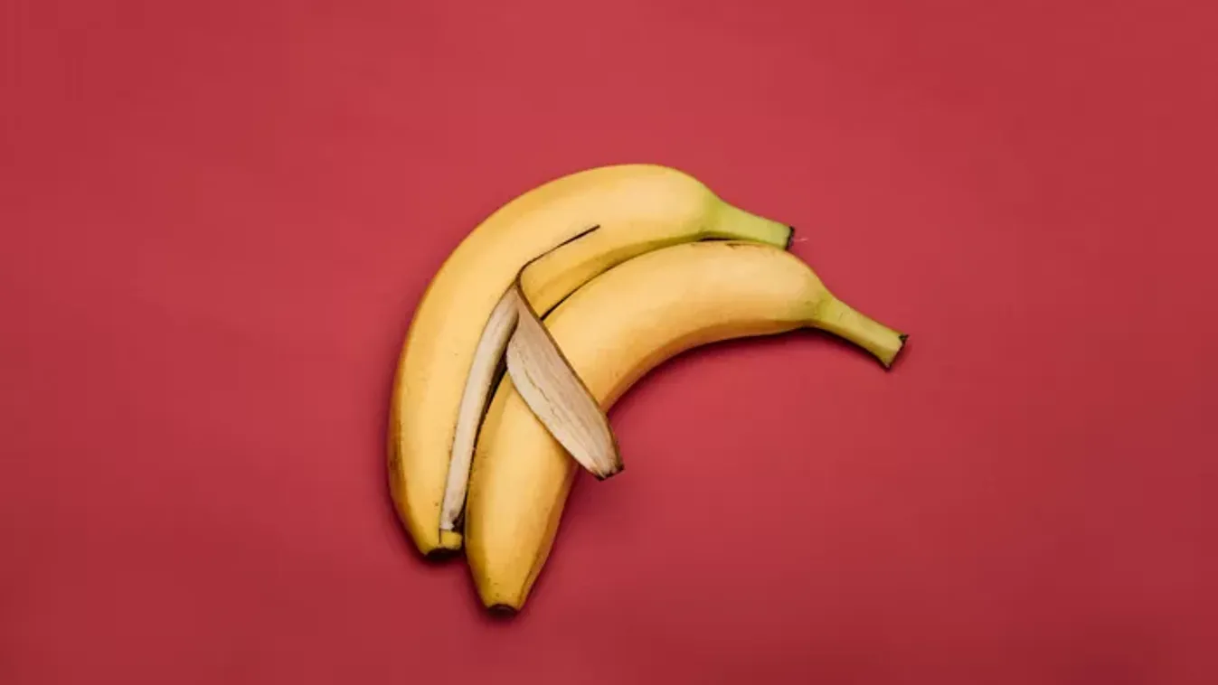 "Nagy a mellem, ezért szeretem a derékban szűk ruhákat" - a 65 éves nő nem szégyelli, hogy fiatalabb fiúkkal randizik